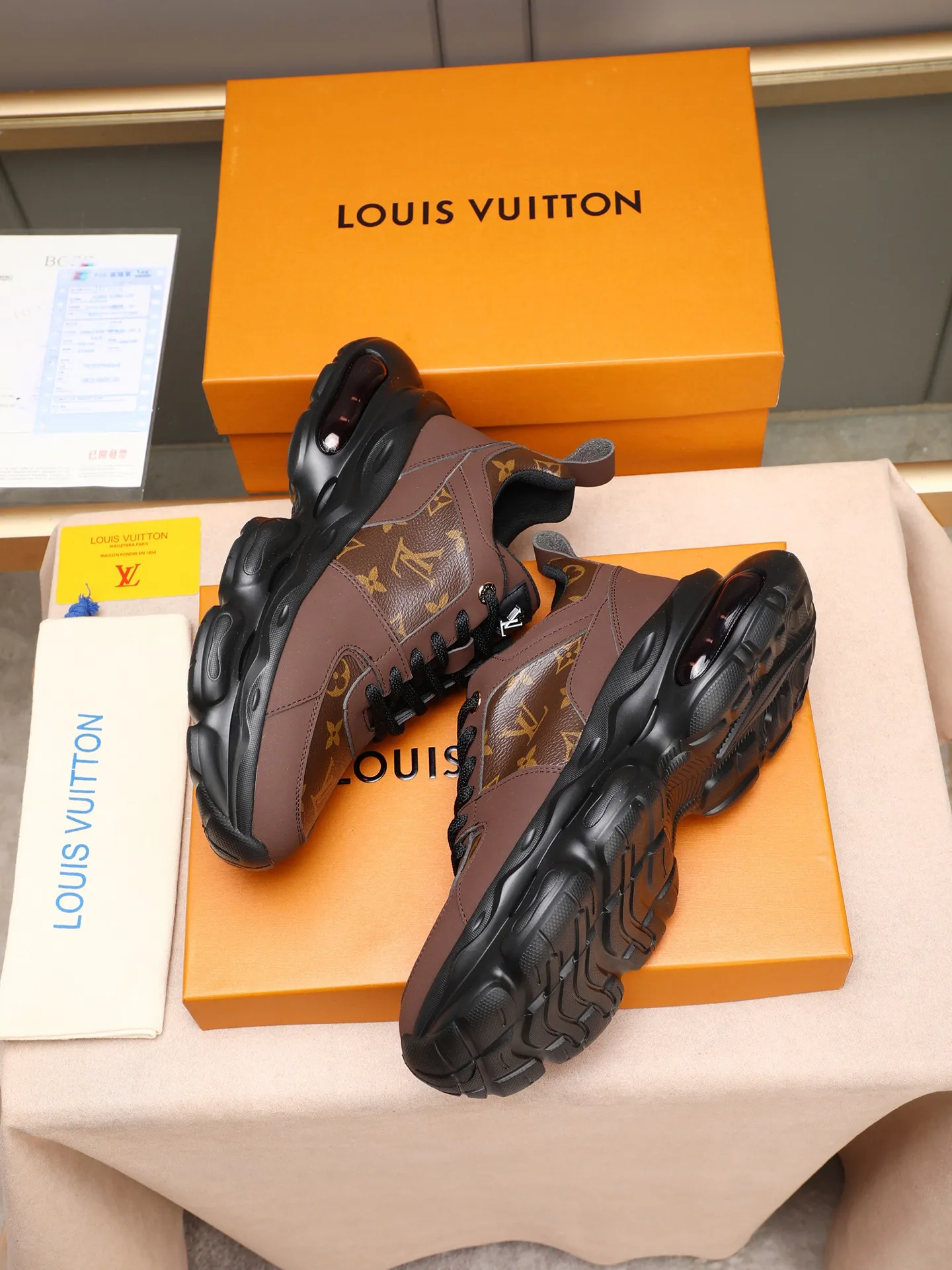 Men's shoes 💰460 [LV] Made of imported L special materials spliced ​​with cowhide and comfortable mesh lining. Private molded foam air cushion outsole, super light and comfortable on the feet! Perfect last shape, generous and fashionable design, 5 colors available! Code number: 38–44 (45 customized